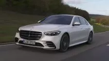 La nuova Mercedes-Benz S 500 4MATIC in bianco diamante brillante Driving Video