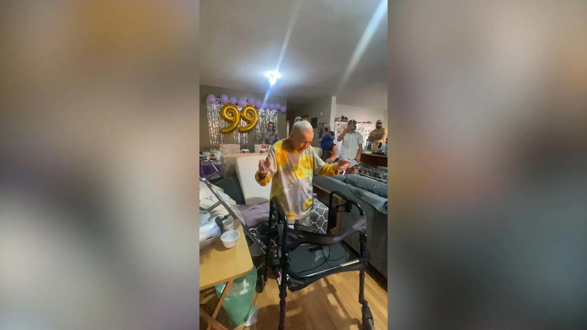 Großmutter feiert ihren 99. Geburtstag und tanzt zu Mariachi-Band