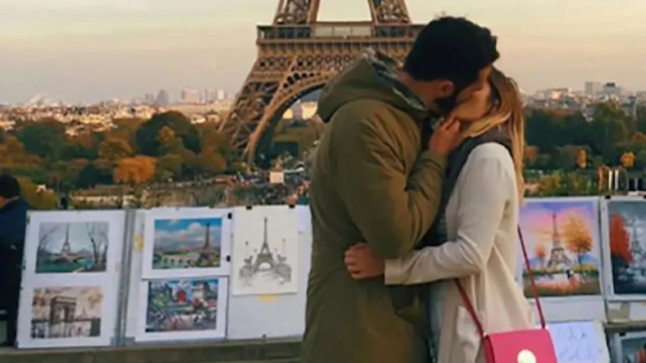 La ragazza che bacia gli sconosciuti, solo davanti ai monumenti