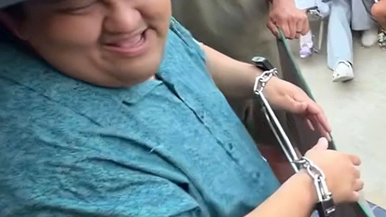Magician's handcuff 'escape' has audience in stitches
